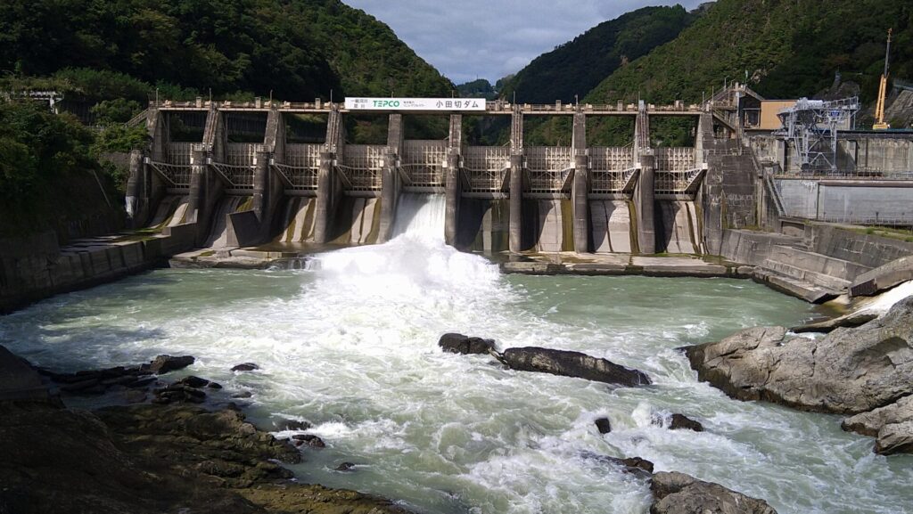 下流側から見た小田切ダム