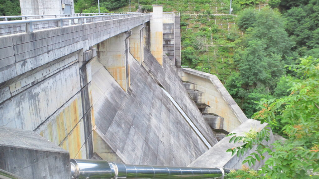 右岸から見た小仁熊ダム