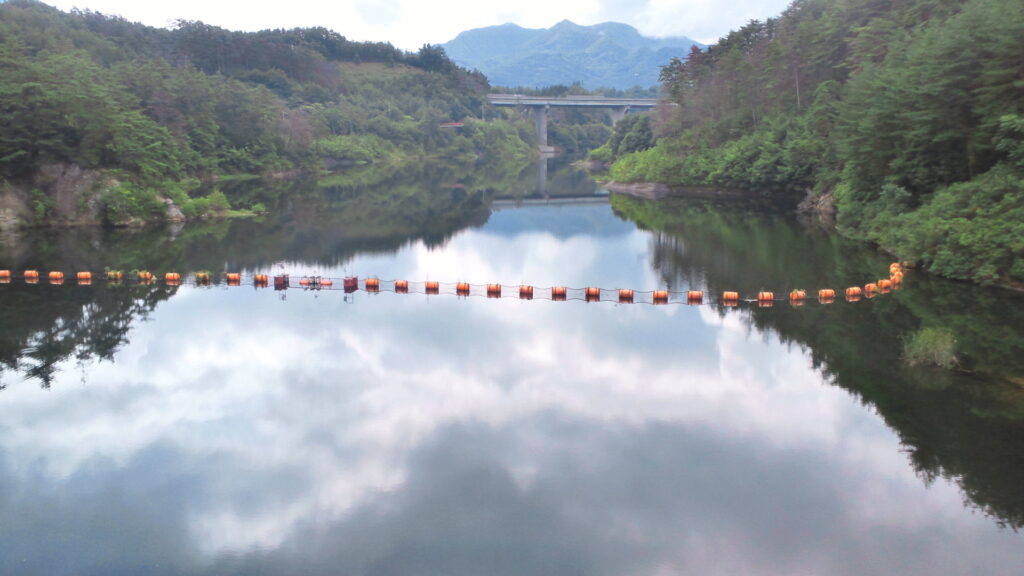 小仁熊ダムのダム湖