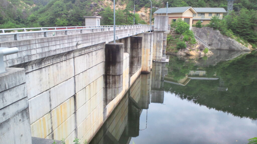 左岸の上流側から見た小仁熊ダム