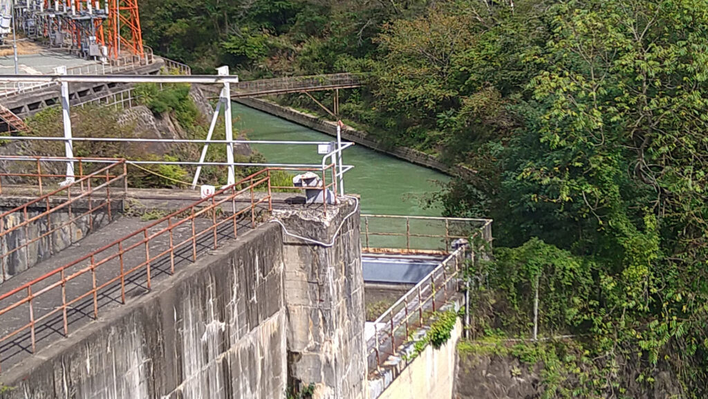 笹平ダムの水路