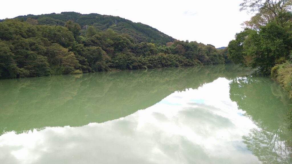 笹平ダムのダム湖の風景