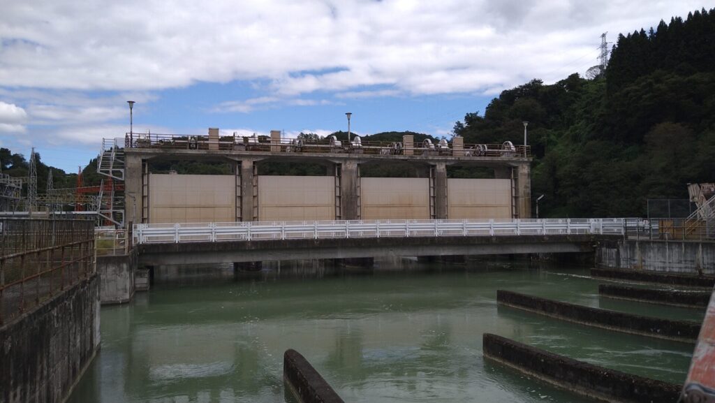 笹平ダムの左岸にあるゲート