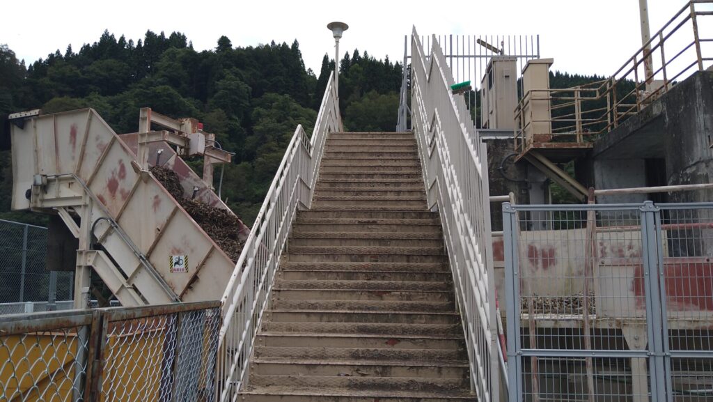 笹平ダムの階段