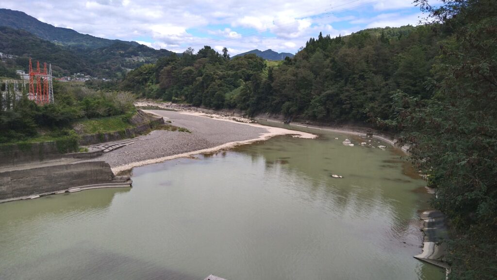 笹平ダムの下流側