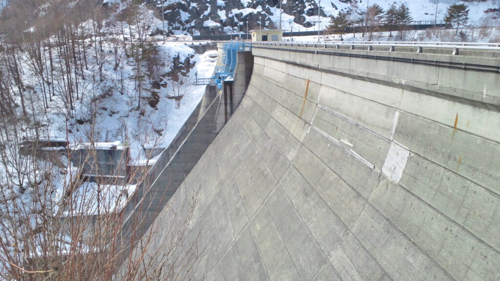 雪景色の菅平ダム
