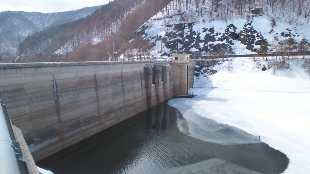 雪景色の菅平ダム