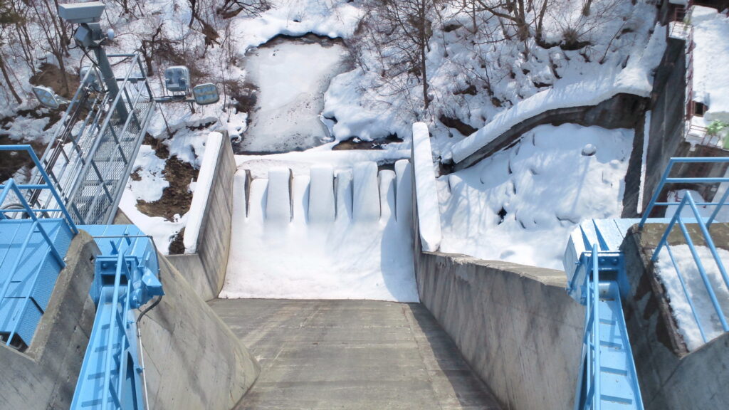 雪景色の菅平ダム