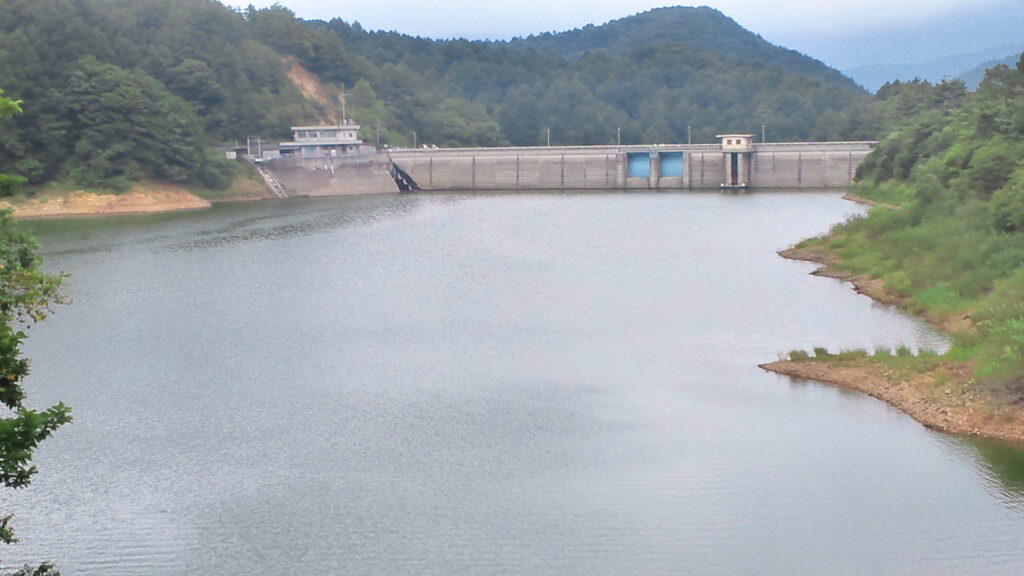 菅平湖から見える菅平ダム