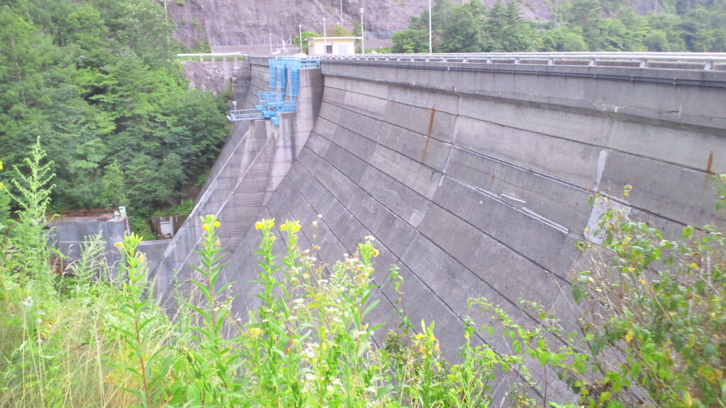 左岸の下流側から見た菅平ダム
