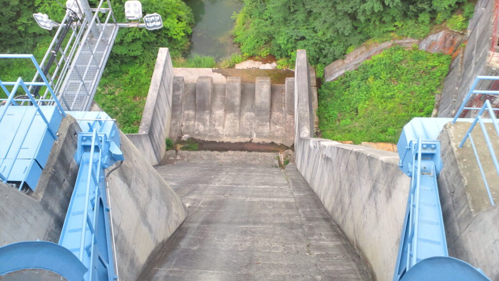 菅平ダムの洪水吐