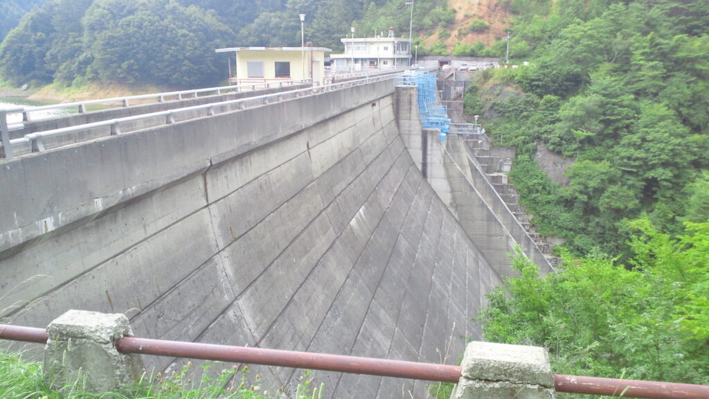 右岸の下流側から見た菅平ダム
