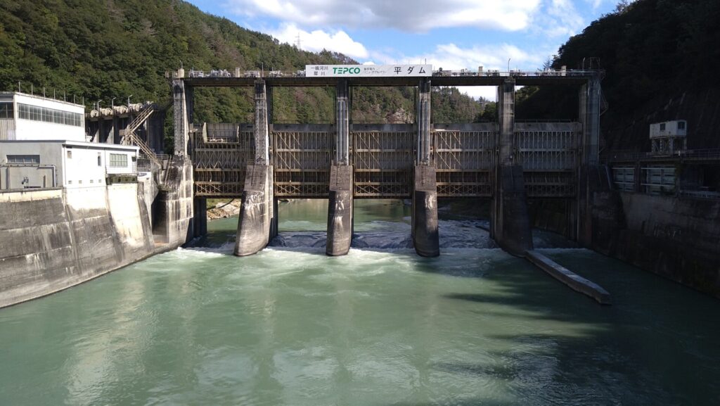 下流側から見た平ダム