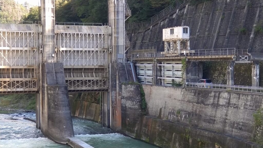 平ダム左岸の設備