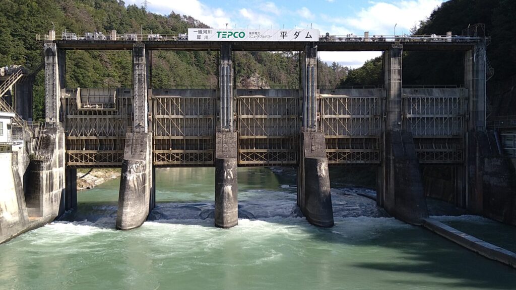 下流側から見た平ダム