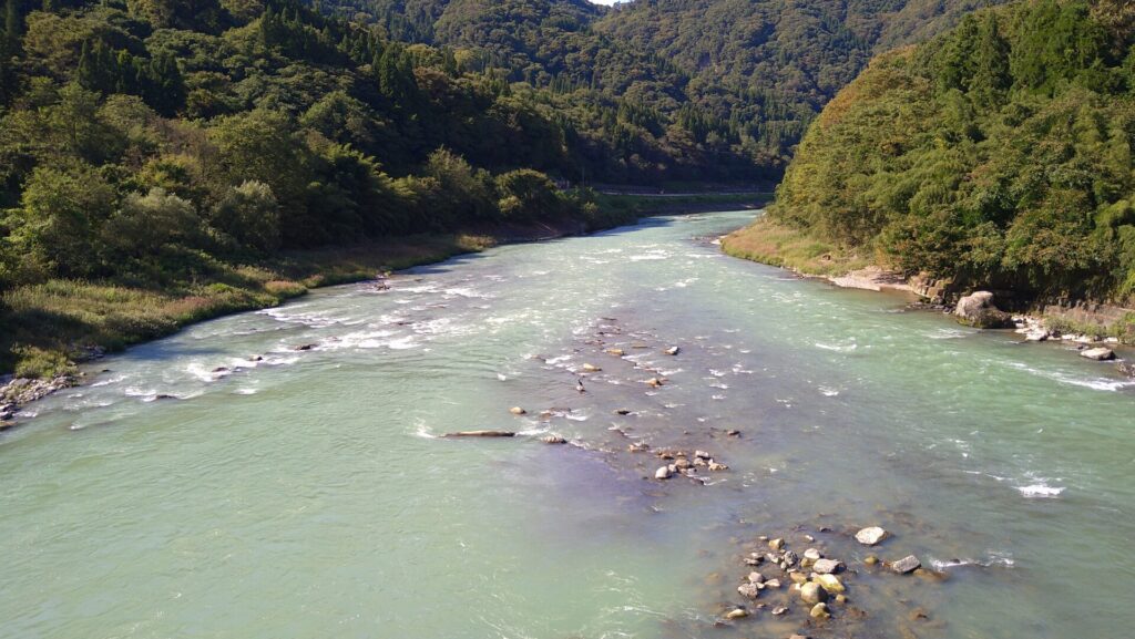 平ダムの下流側