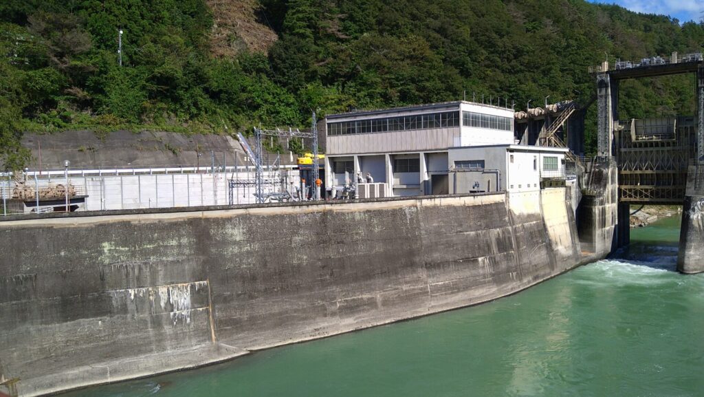 右岸にある平発電所