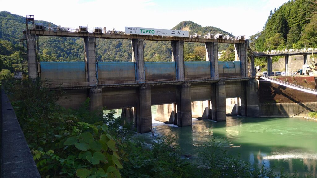 左岸の上流側から見た平ダム