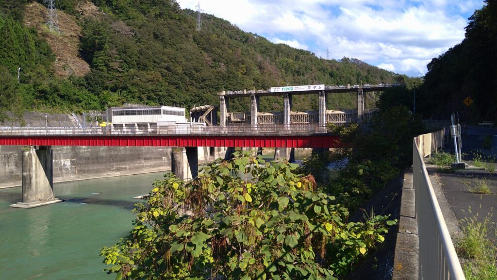 下流側から見た平ダムと橋