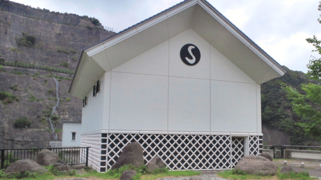 豊丘ダムの蔵風の建物