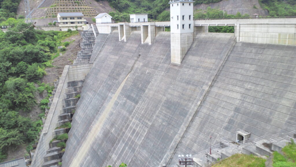 左岸から見た豊丘ダム