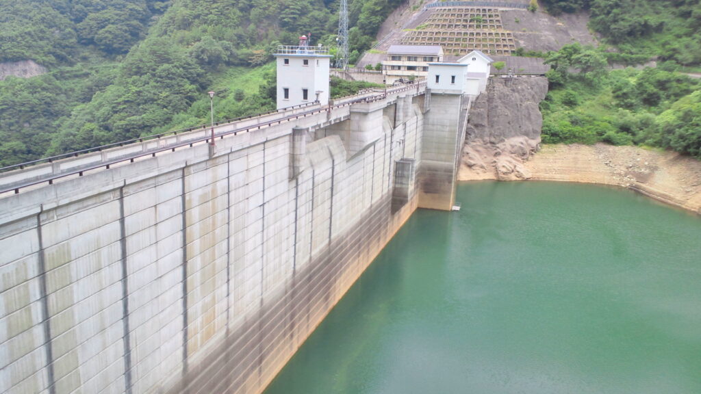 左岸の上流側から見た豊丘ダム