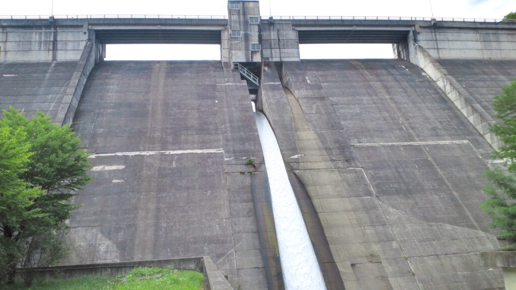 下流側から見た内村ダム
