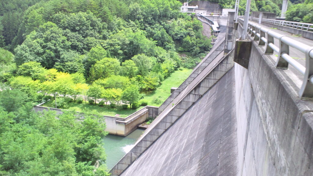 左岸から見た内村ダム