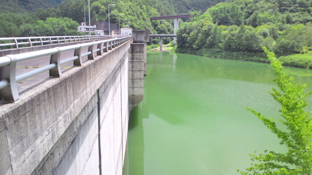 左岸の上流側から見た内村ダム