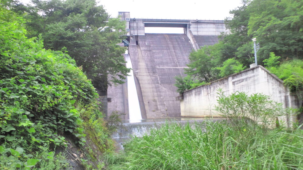 下流側から見た内村ダム