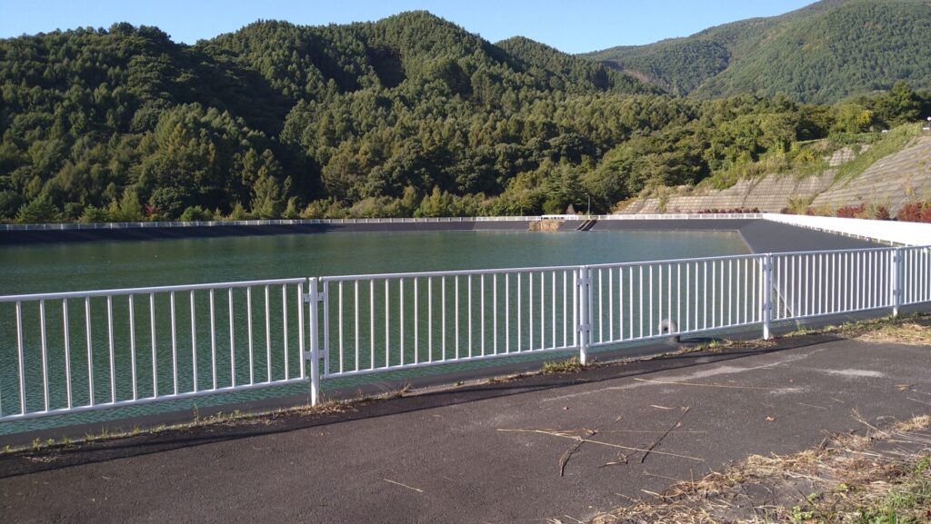 フェンス越しから見た横堰