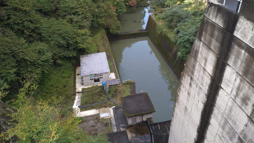 湯川ダムのダム下