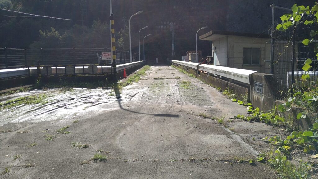 湯川ダムの天端