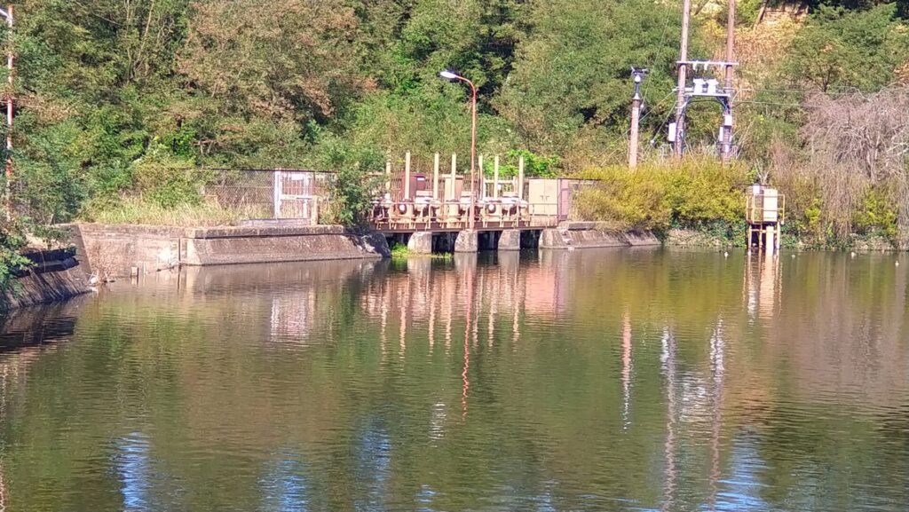 小諸発電所第一調整池の注水口