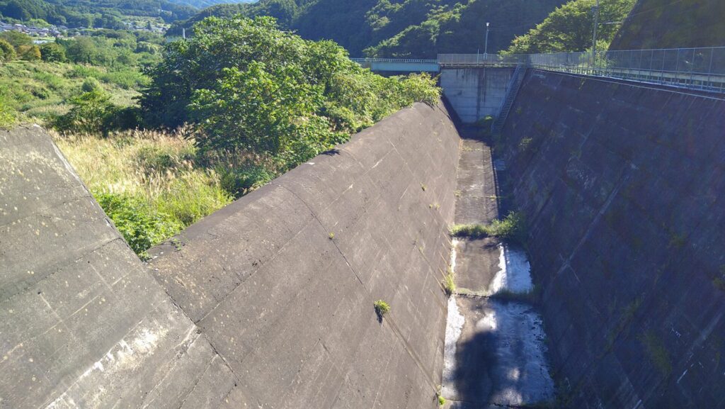 香坂ダムの洪水吐