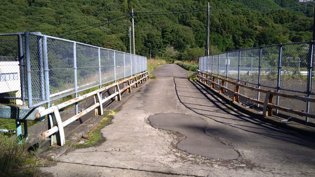 香坂ダムの天端