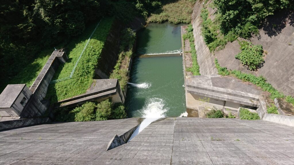 古谷ダムのダム下