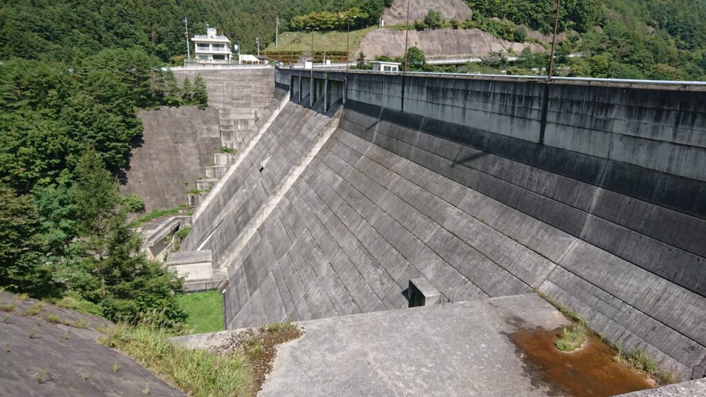左岸の下流側から見た古谷ダム