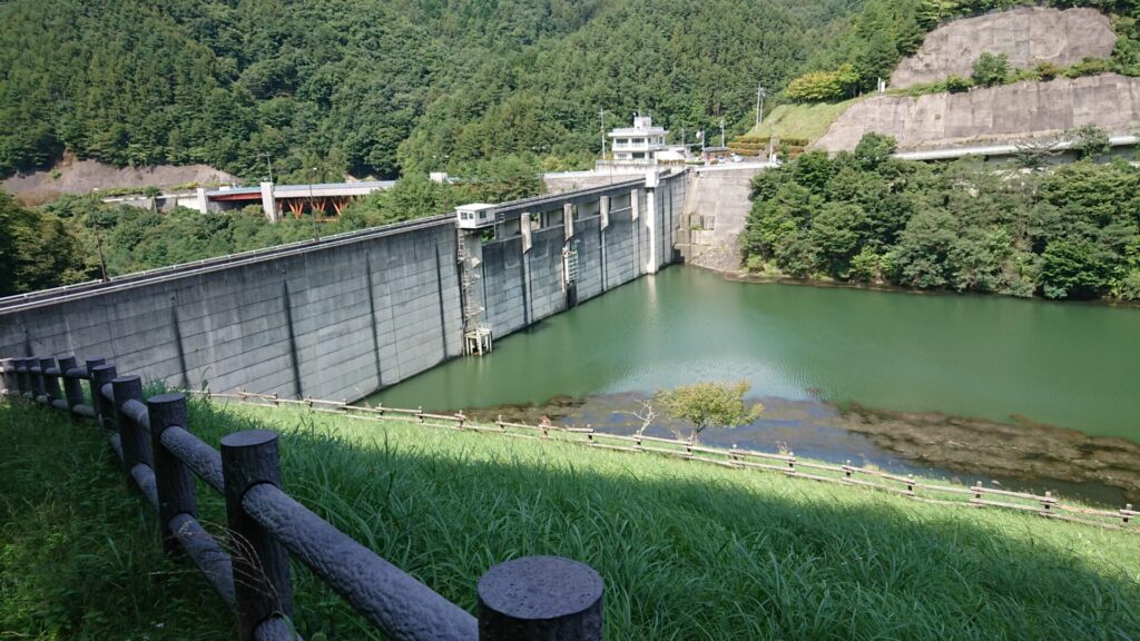 左岸の上流側から見た古谷ダム