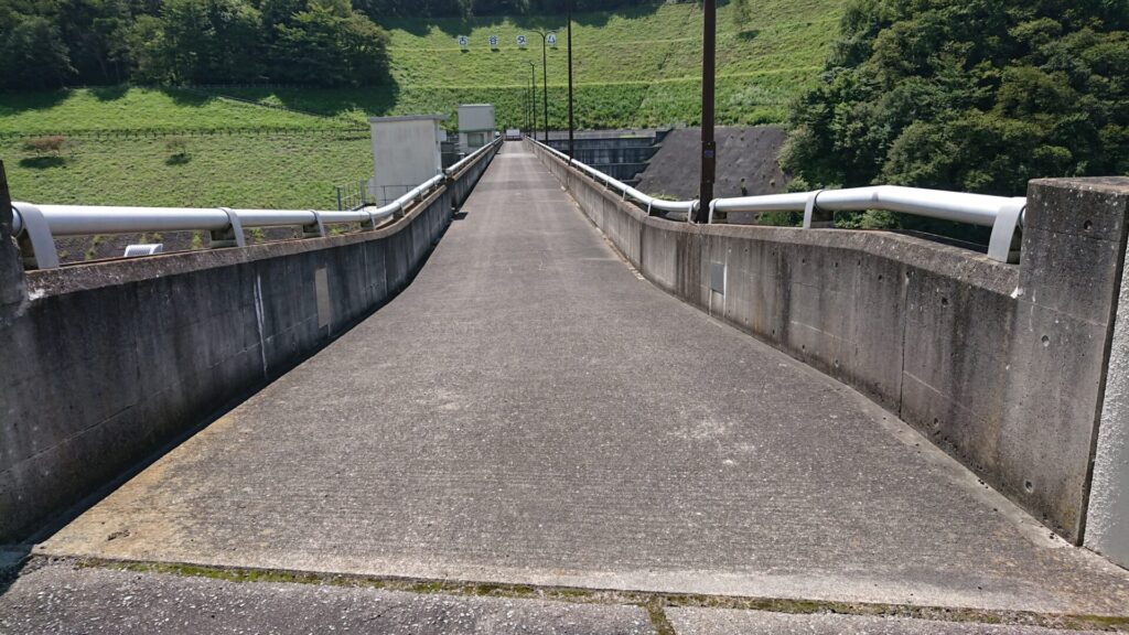 古谷ダムの天端