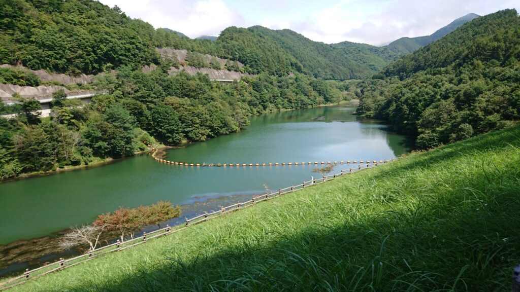 古谷ダムのダム湖の風景