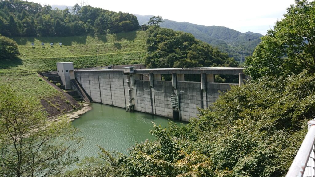 右岸の上流側から見た古谷ダム