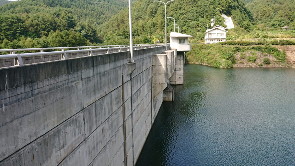 左岸の上流側から見た余地ダム