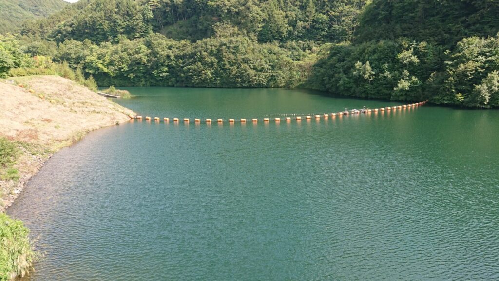 余地ダムのダム湖の風景