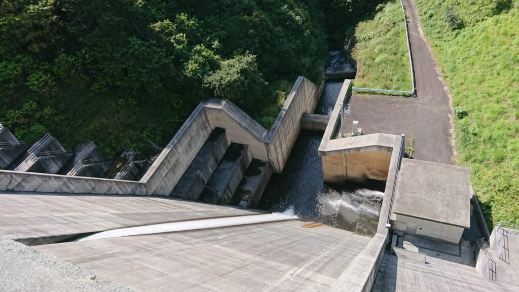 余地ダムのダム下