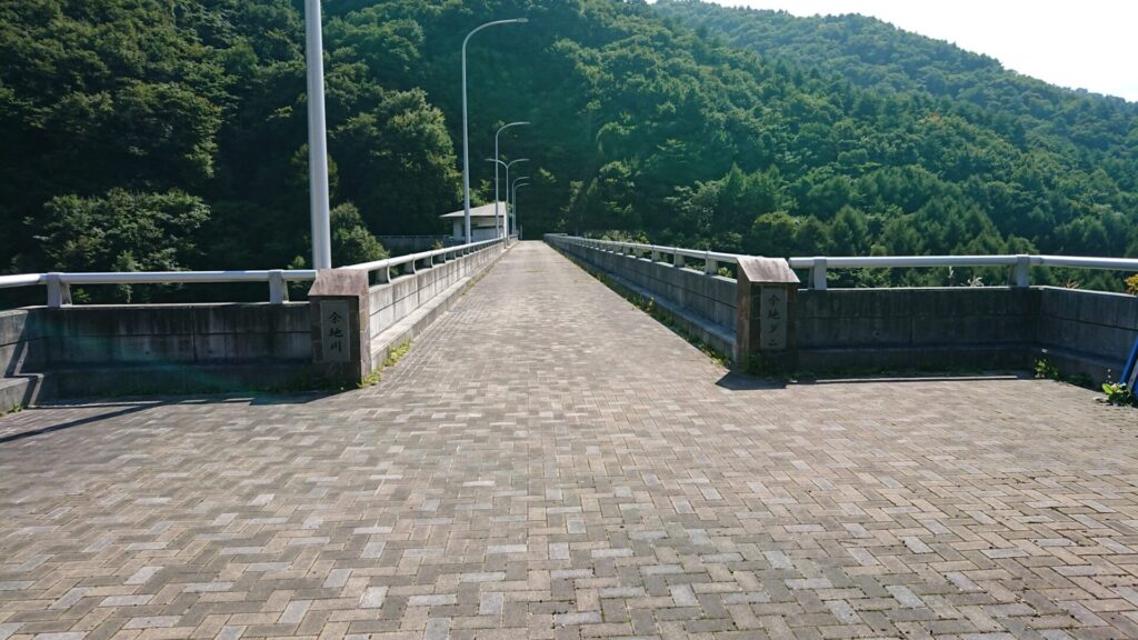 余地ダムの天端