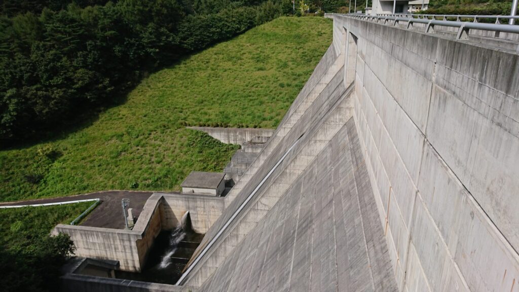 左岸の下流側から見た余地ダム