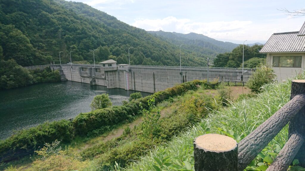 右岸の上流側から見た余地ダム