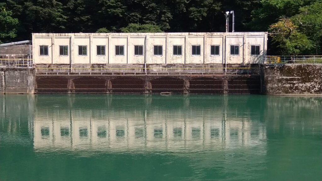 デンカ大網発電所取水堰の取水口