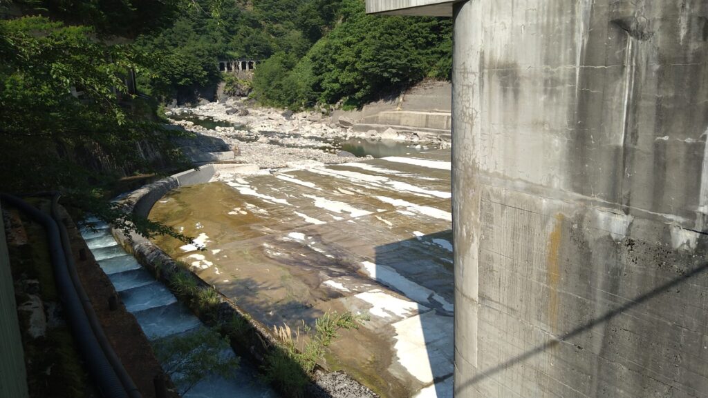 デンカ大網発電所取水堰の下流側